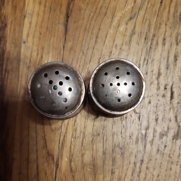Elegant Silver Salt and Pepper Shakers - Picture 4 of 6